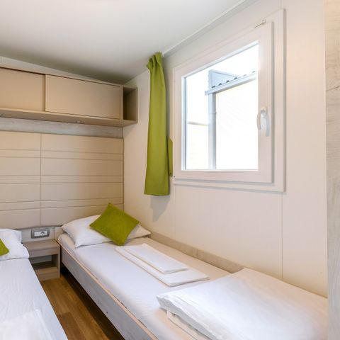 Stacaravan 6 personen - Stacaravan | Comfort XL | 2 slaapkamers | 4/6 Pers | Verhoogd terras | 2 badkamers | Airconditioning | TV