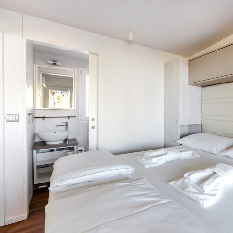 Stacaravan 6 personen - Stacaravan | Comfort XL | 2 slaapkamers | 4/6 Pers | Verhoogd terras | 2 badkamers | Airconditioning | TV