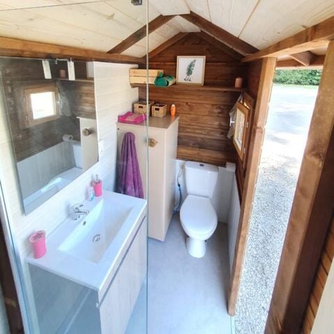 Safaritent 2 personen - Lodge LAINA CONFORT (op palen) privé sanitairblok op perceel (douche-wc en buitenwastafel)