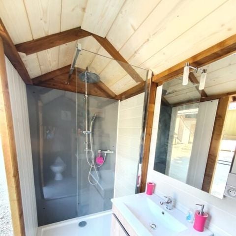 Safaritent 2 personen - Lodge LAINA CONFORT (op palen) privé sanitairblok op perceel (douche-wc en buitenwastafel)