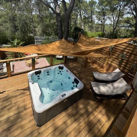 Stacaravan 10 personen - NIEUW 2024 Tuinhuisje Jacuzzi (6/8P) PRESTIGE 3CH. 2SDB + TIPI 2 slaapplaatsen