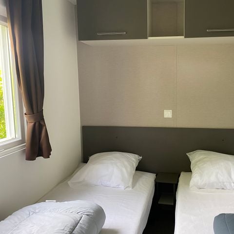 Stacaravan 6 personen - Premium 40 m² (3 slaapkamers, 2 badkamers) met overdekt terras + TV