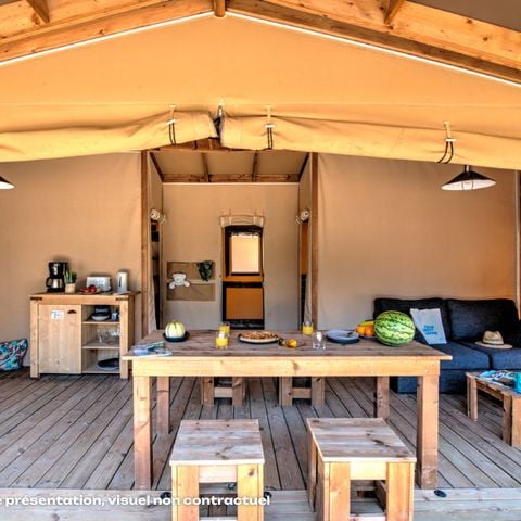 Safaritent 5 personen - Cabane Cotton toilée CONFORT 35m² (2 kamers) inclusief 11m² overdekt terras + TV