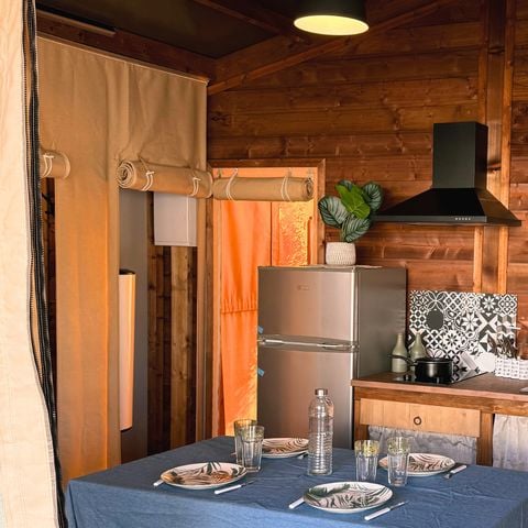 Bungalowtent 5 personen - Cotton Flower Confort canvas hut 28m² (2 kamers) + TV + 16m² overdekt terras