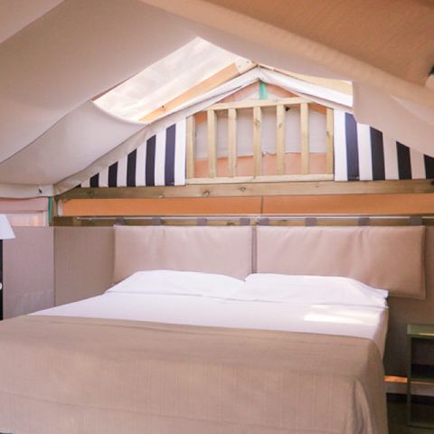 Safaritent 2 personen - MINI LODGE TENT (zonder sanitair) uitgerust met een kleine koelkast