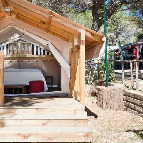 Safaritent 2 personen - MINI LODGE TENT (zonder sanitair) uitgerust met een kleine koelkast