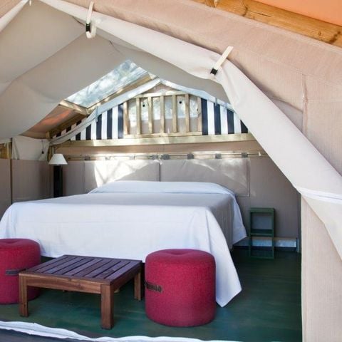 Safaritent 2 personen - MINI LODGE TENT (zonder sanitair) uitgerust met een kleine koelkast