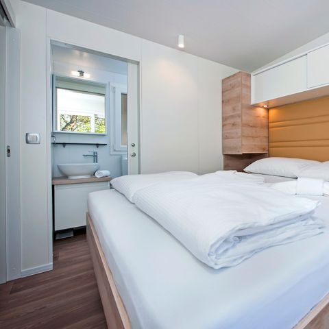 Stacaravan 6 personen - Comfort XL | 2 slaapkamers | 4/6 Pers | Verhoogd terras | 2 badkamers | Airconditioning | TV